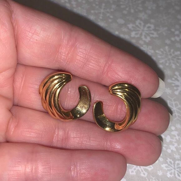 Vintage Crown Trifari Gold Pierced Hoop Earrings - Picture 9 of 16